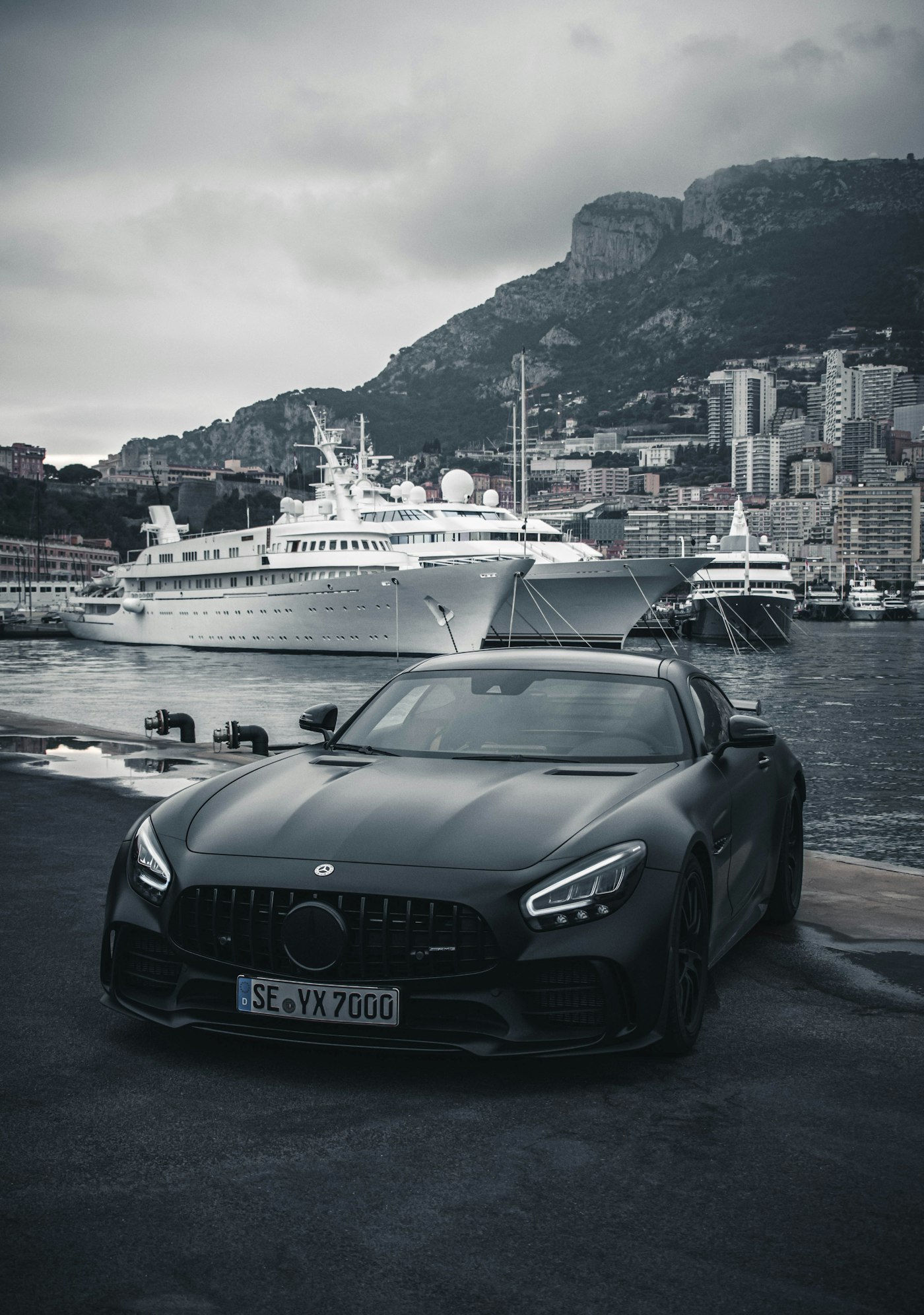 Mercedes-AMG GT R noir mat sur le port de Monaco